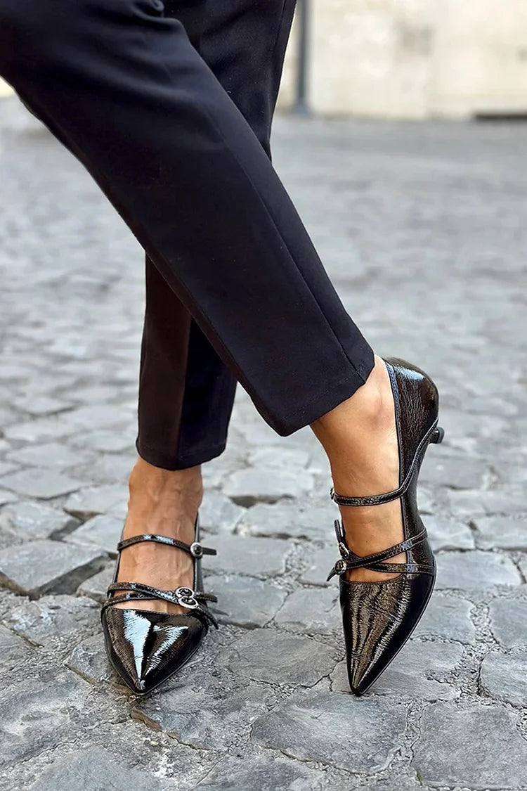 Pumps mit gekreuzten Riemen