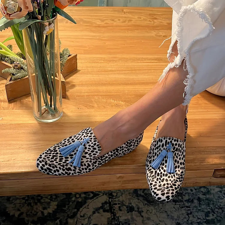 Leopardenmuster-Loafer mit blauer Quaste