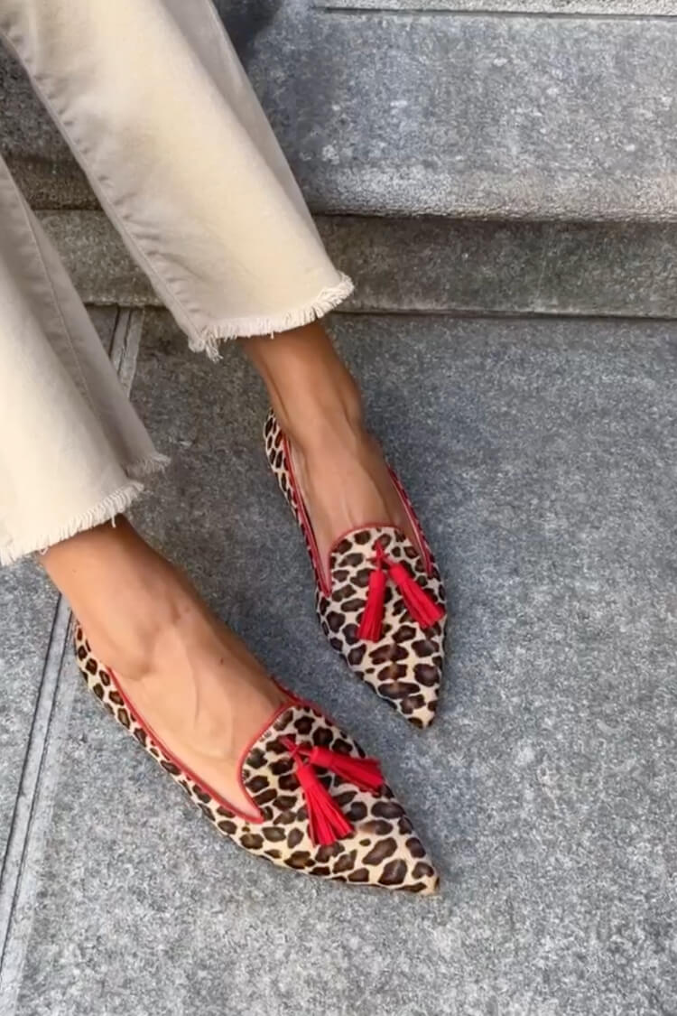 Spitz zulaufender Loafer mit roten Quasten