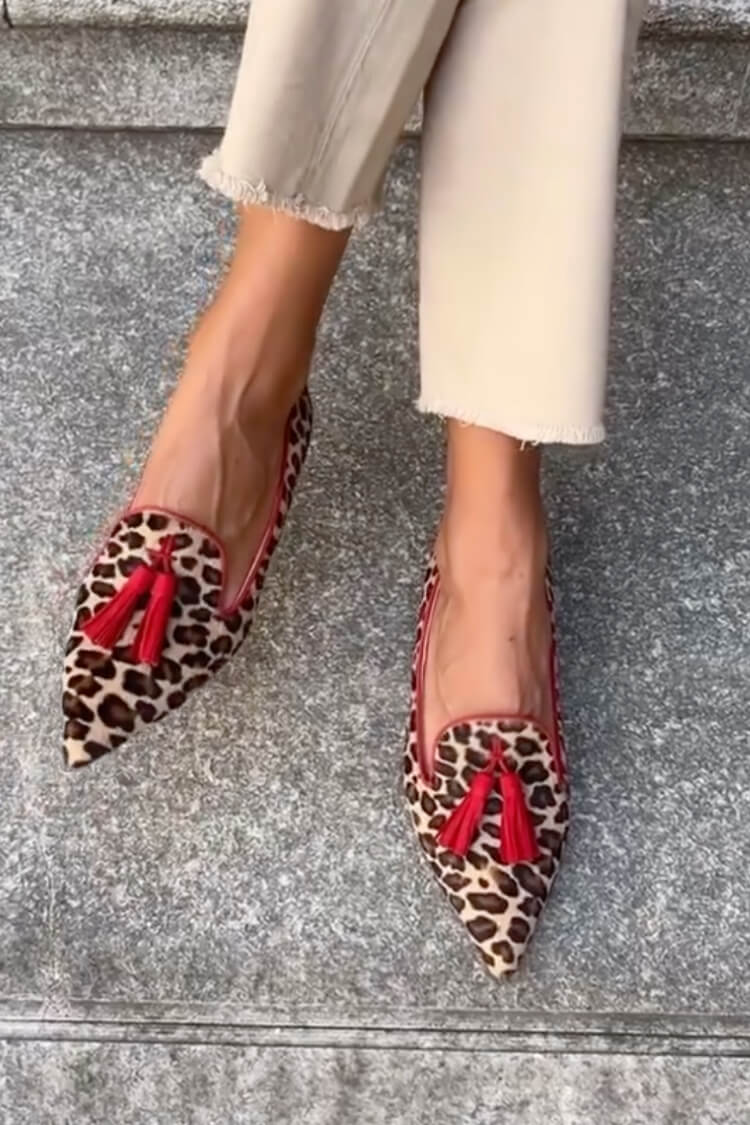 Spitz zulaufender Loafer mit roten Quasten