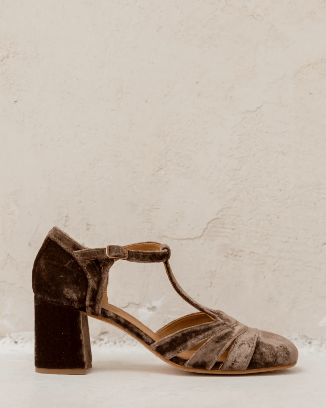 Geflochtene Sandalen mit breitem Absatz