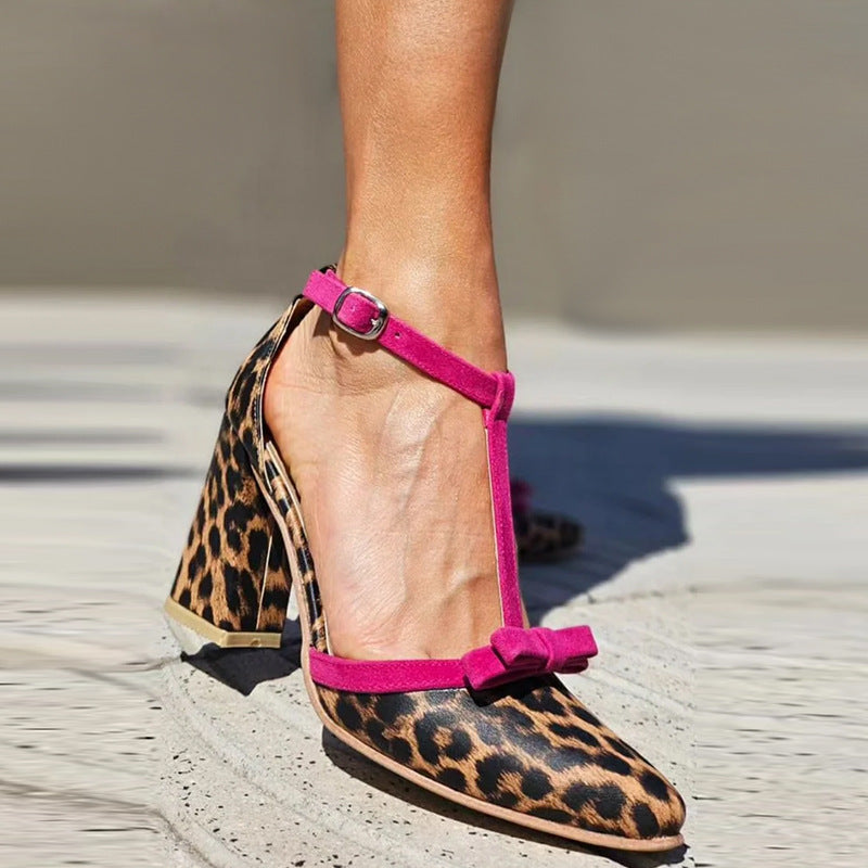Pumps mit Schnalle und breitem Absatz