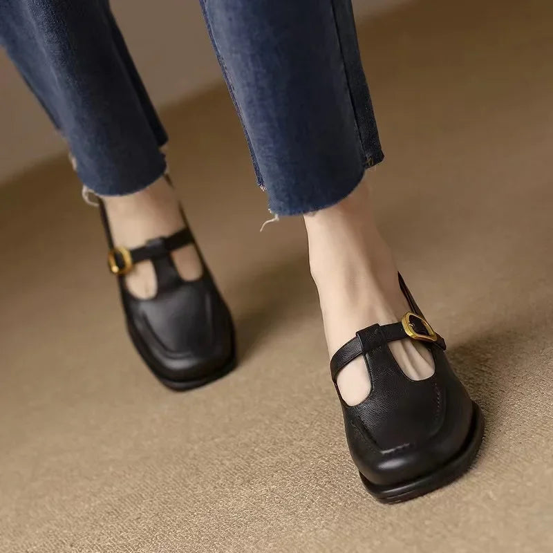 Ysolenne – T-Riemchenschuhe mit Vintage-Eleganz
