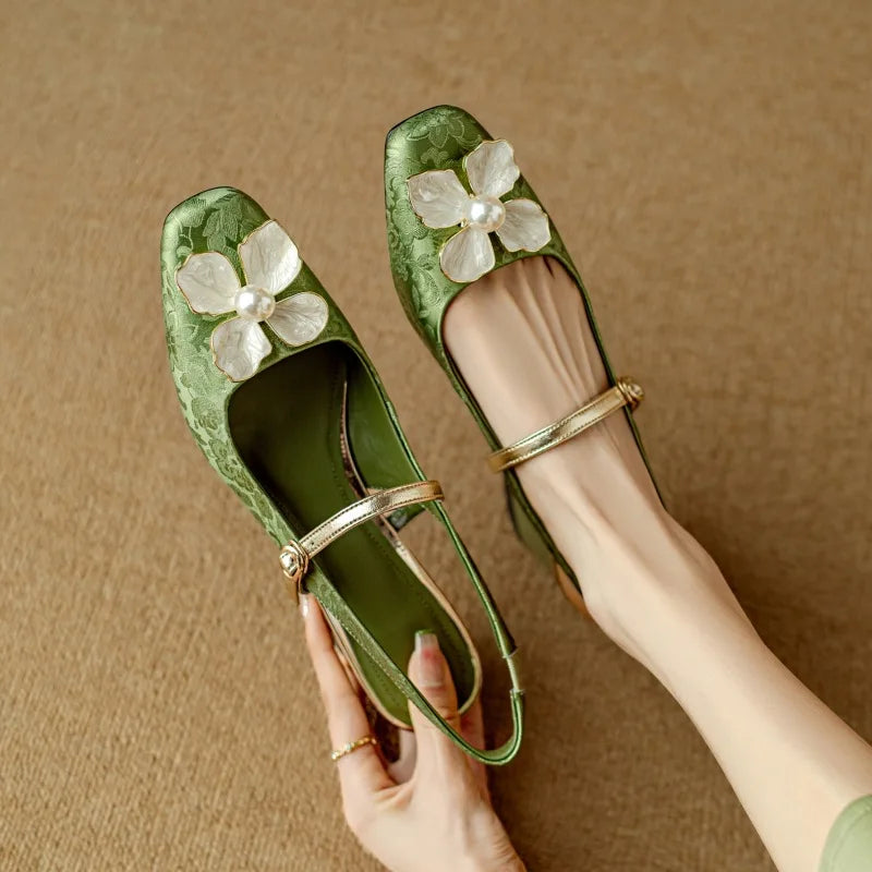 Eloise – Eleganter Damenschuh mit Blumendetail