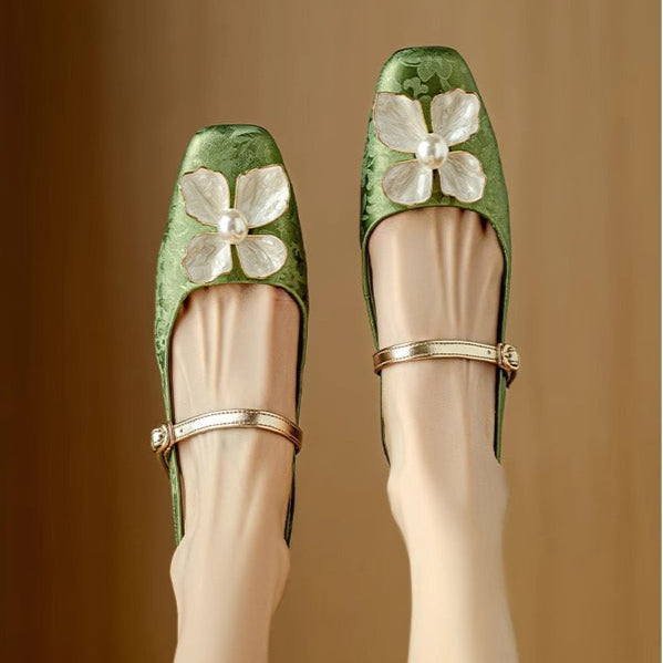 Eloise – Eleganter Damenschuh mit Blumendetail