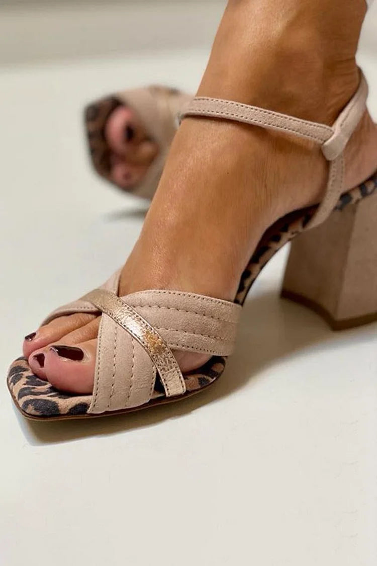 Absatzsandalen mit gekreuzten Riemen