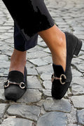 Schwarze Loafer mit goldenem Bit
