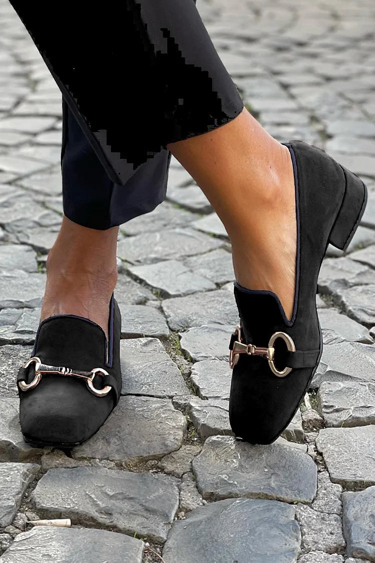 Schwarze Loafer mit goldenem Bit
