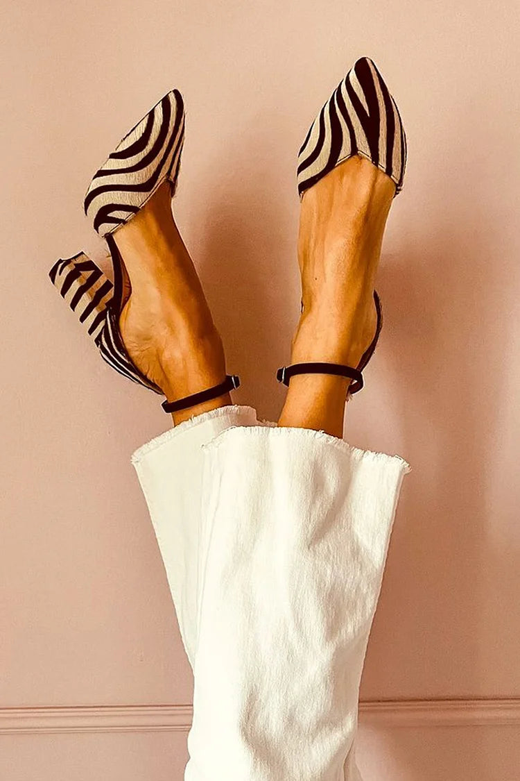 Pumps mit Zebramuster und violettem Absatz