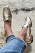 Glänzender hellgoldener Loafer