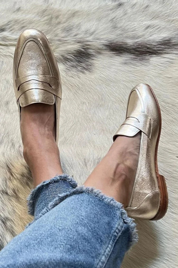 Glänzender hellgoldener Loafer