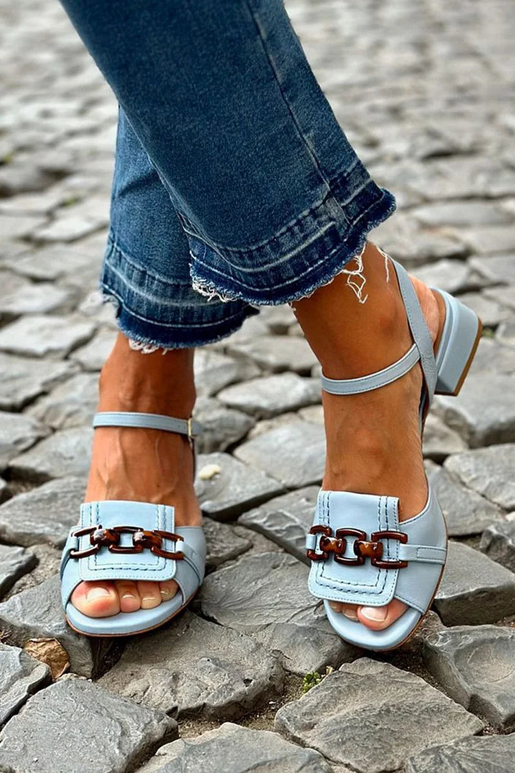 Sandalen mit Kettendetail