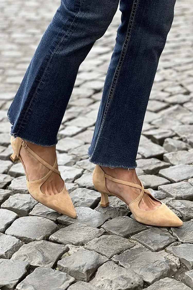 Spitze Pumps mit Knöchelriemen