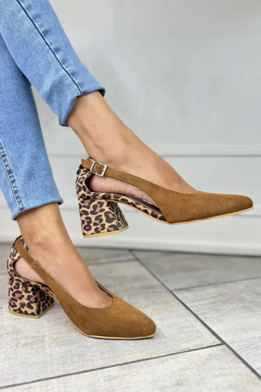 Slingback-Pumps mit Leopardenmuster