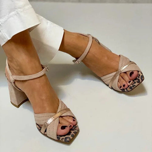Absatzsandalen mit gekreuzten Riemen