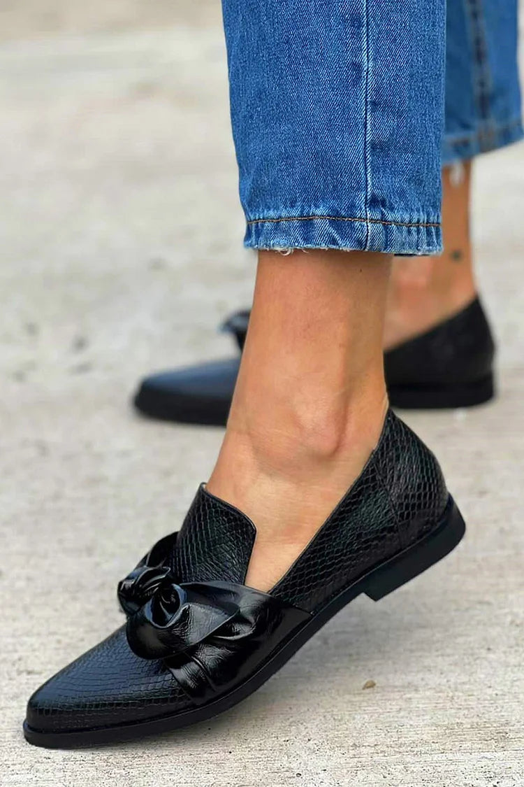 Schwarzer Loafer mit glänzender Schleife