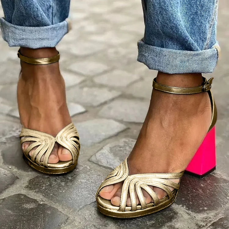 Absatzsandalen mit Kontrast
