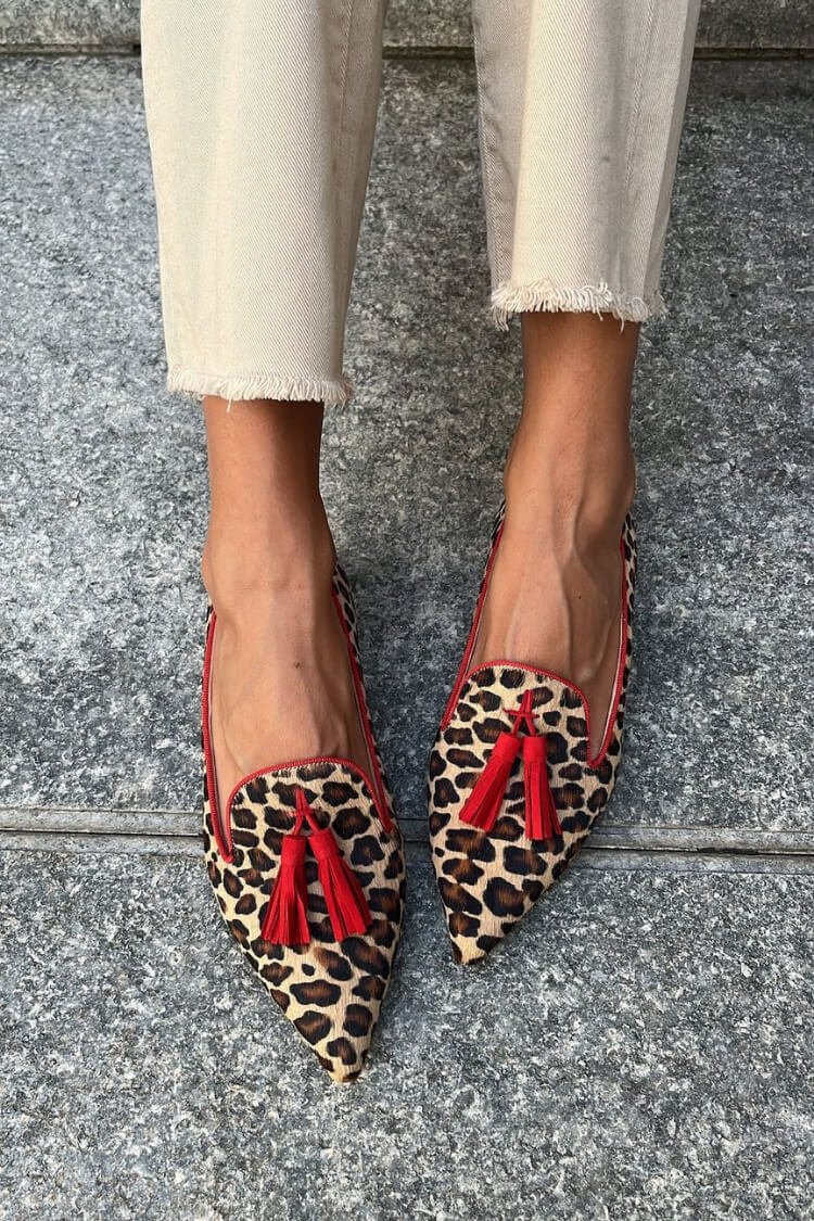 Spitz zulaufender Loafer mit roten Quasten