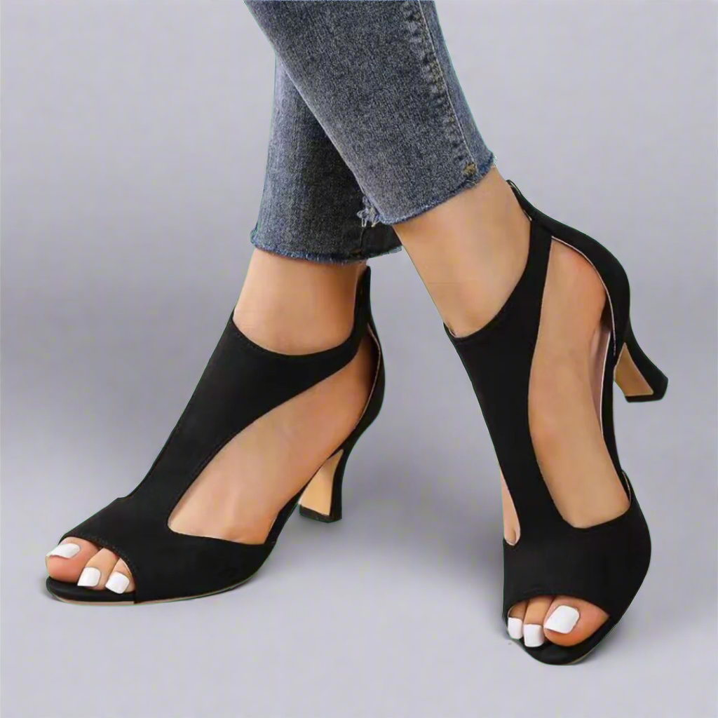 Absatzsandalen mit geschwungenem Ausschnitt