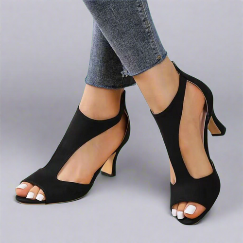 Absatzsandalen mit geschwungenem Ausschnitt