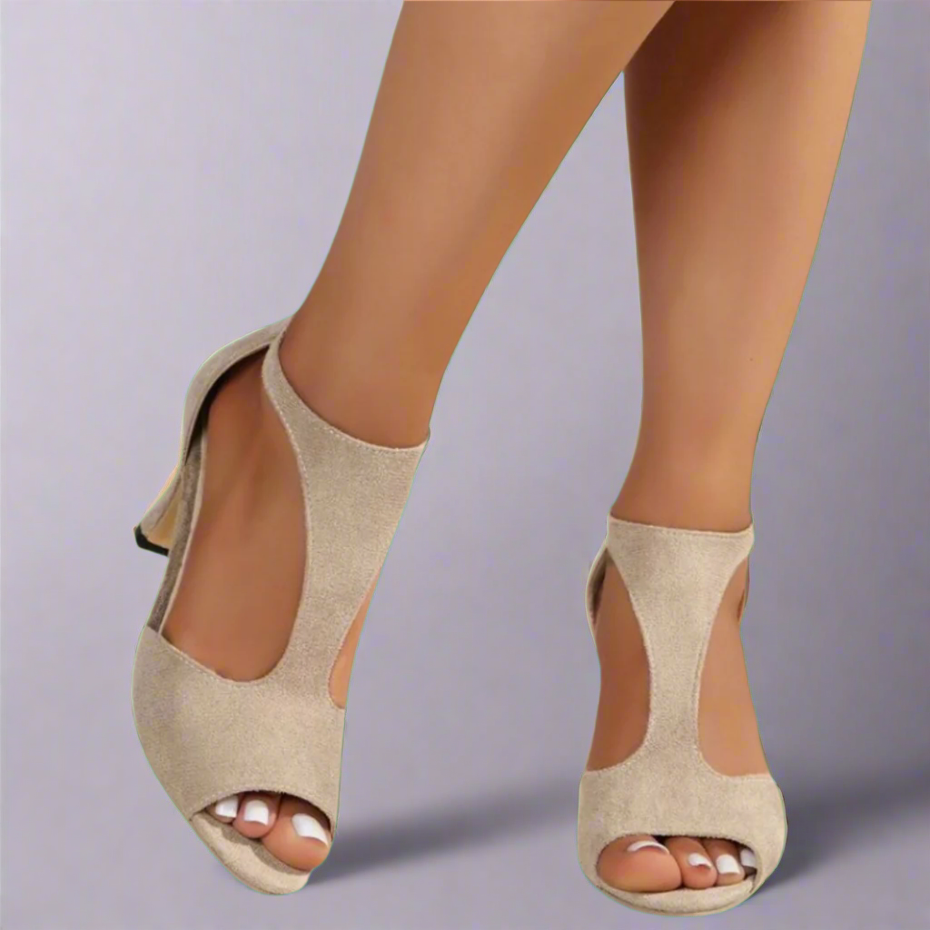 Absatzsandalen mit geschwungenem Ausschnitt