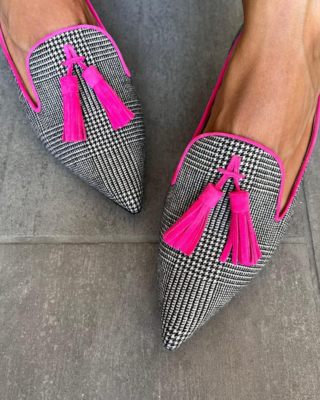 Spitz zulaufender Loafer mit Neon-Fransen