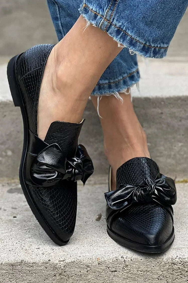 Schwarzer Loafer mit glänzender Schleife