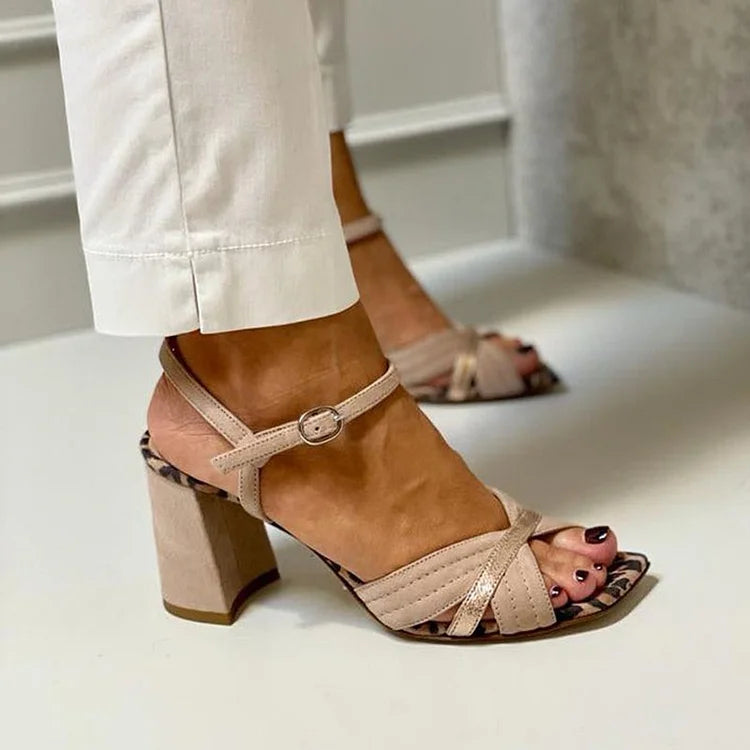 Absatzsandalen mit gekreuzten Riemen