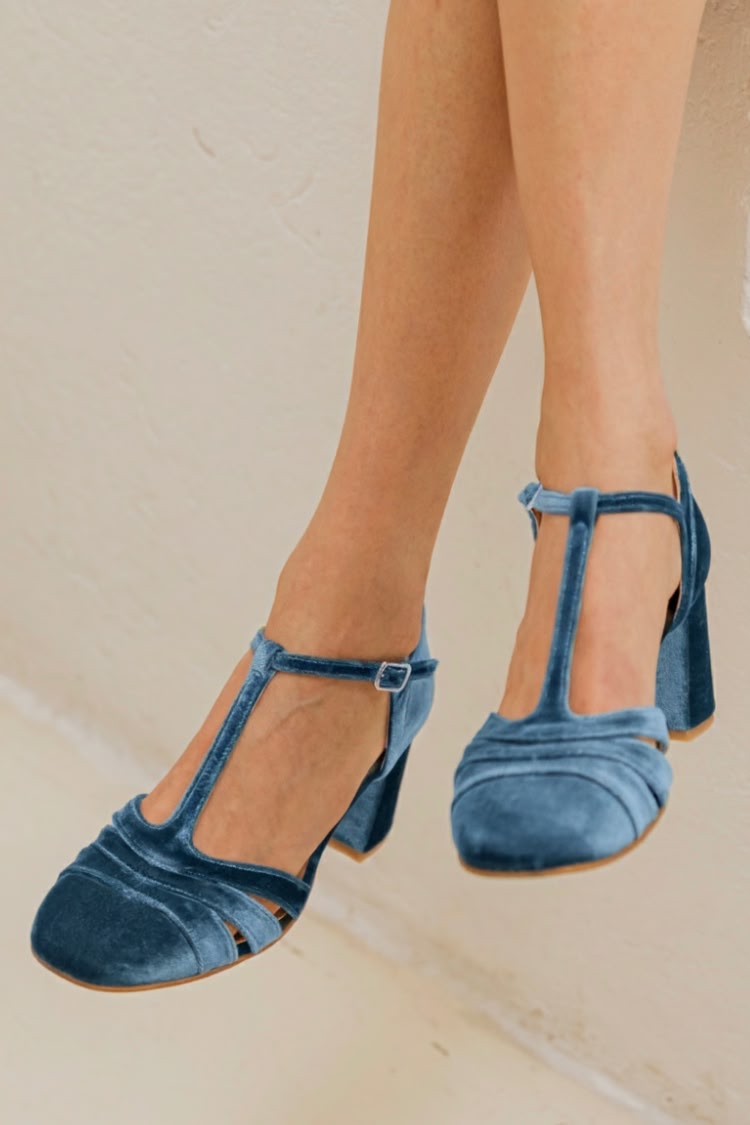 Geflochtene Sandalen mit breitem Absatz