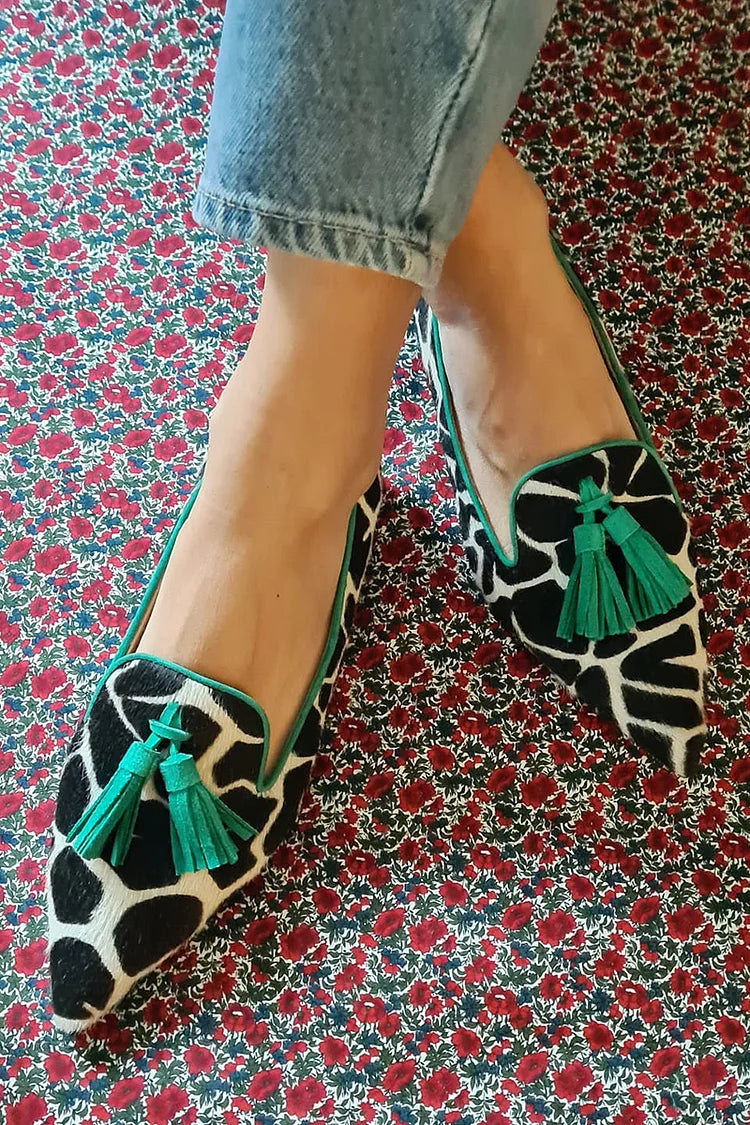 Spitz zulaufender Loafer mit Giraffenmuster und grünen Fransen