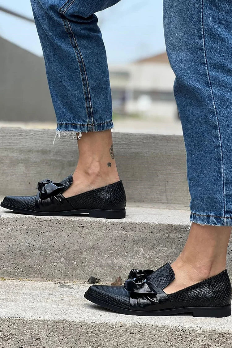 Schwarzer Loafer mit glänzender Schleife