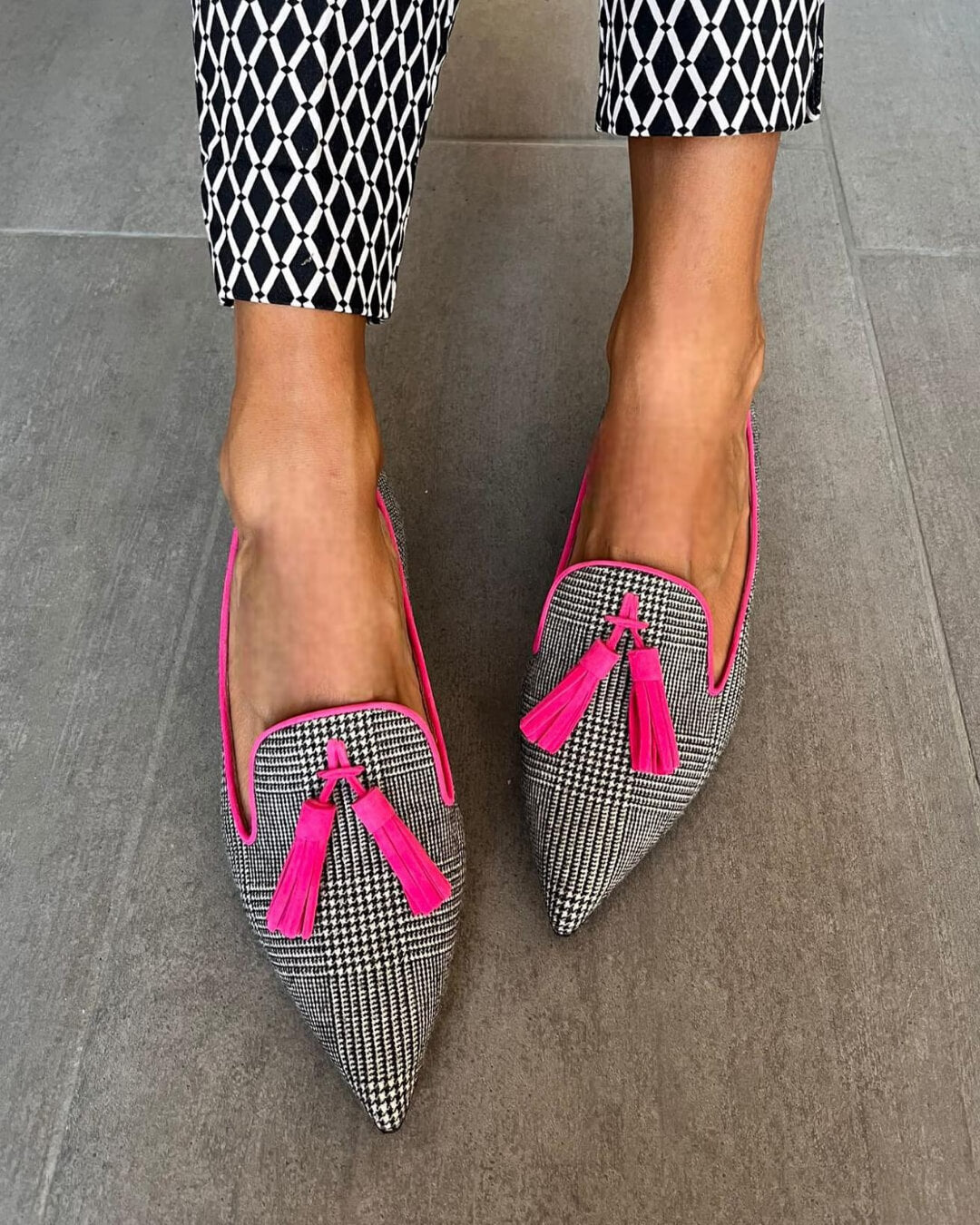 Spitz zulaufender Loafer mit Neon-Fransen