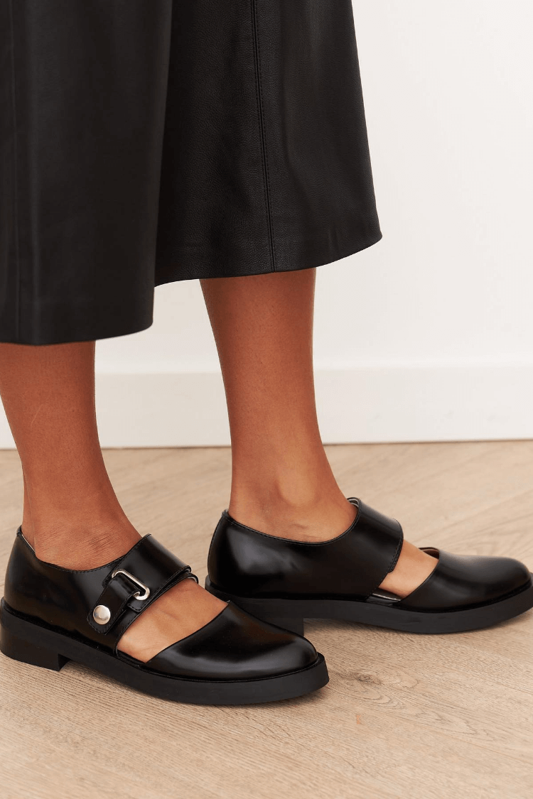 Schwarze Loafer mit Schnalle