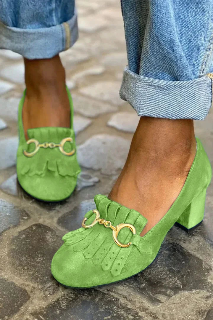 Pumps mit Fransen und goldener Schnalle
