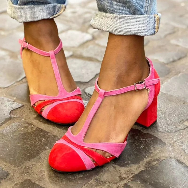 Schuhe mit T-Steg und stabilem Absatz