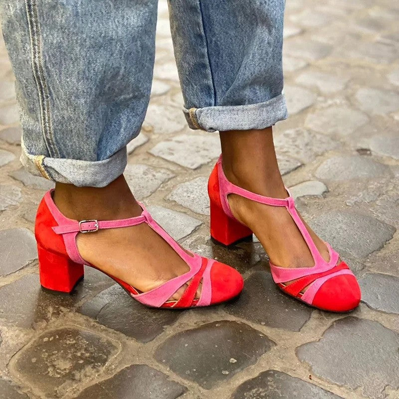 Schuhe mit T-Steg und stabilem Absatz