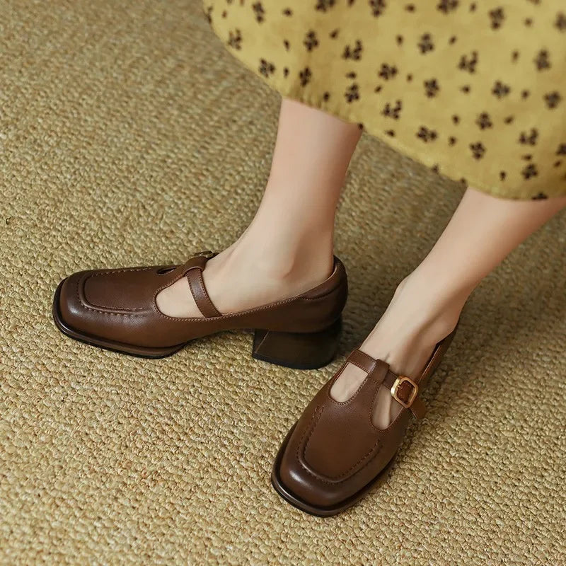 Ysolenne – T-Riemchenschuhe mit Vintage-Eleganz