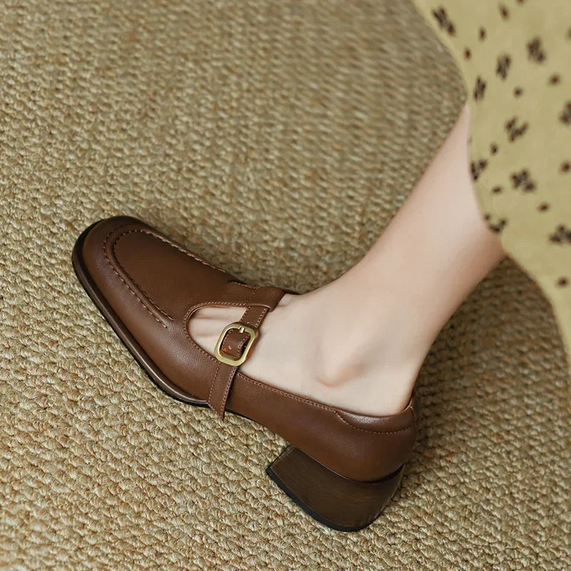 Ysolenne – T-Riemchenschuhe mit Vintage-Eleganz