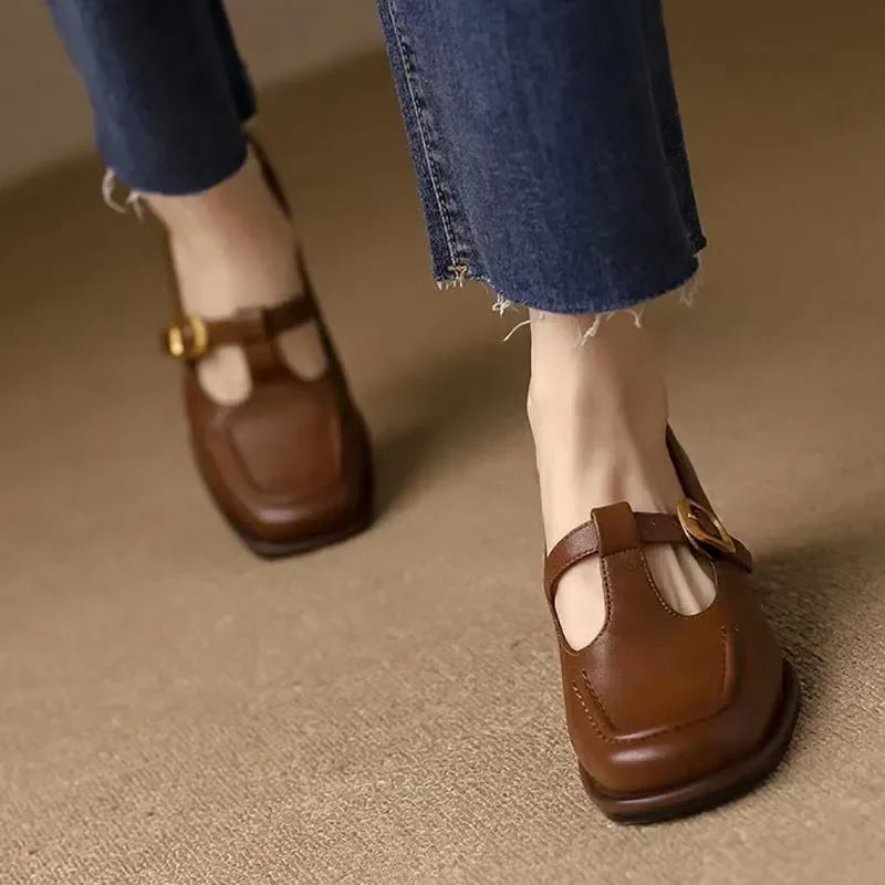 Ysolenne – T-Riemchenschuhe mit Vintage-Eleganz