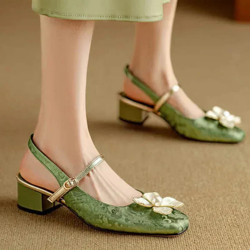 Eloise – Eleganter Damenschuh mit Blumendetail