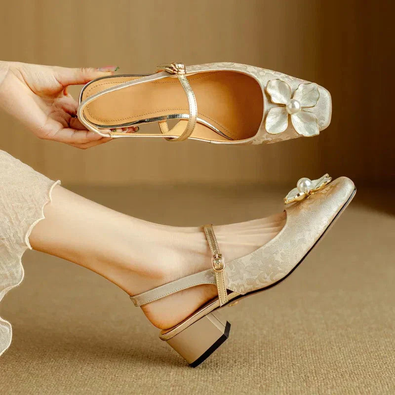 Eloise – Eleganter Damenschuh mit Blumendetail