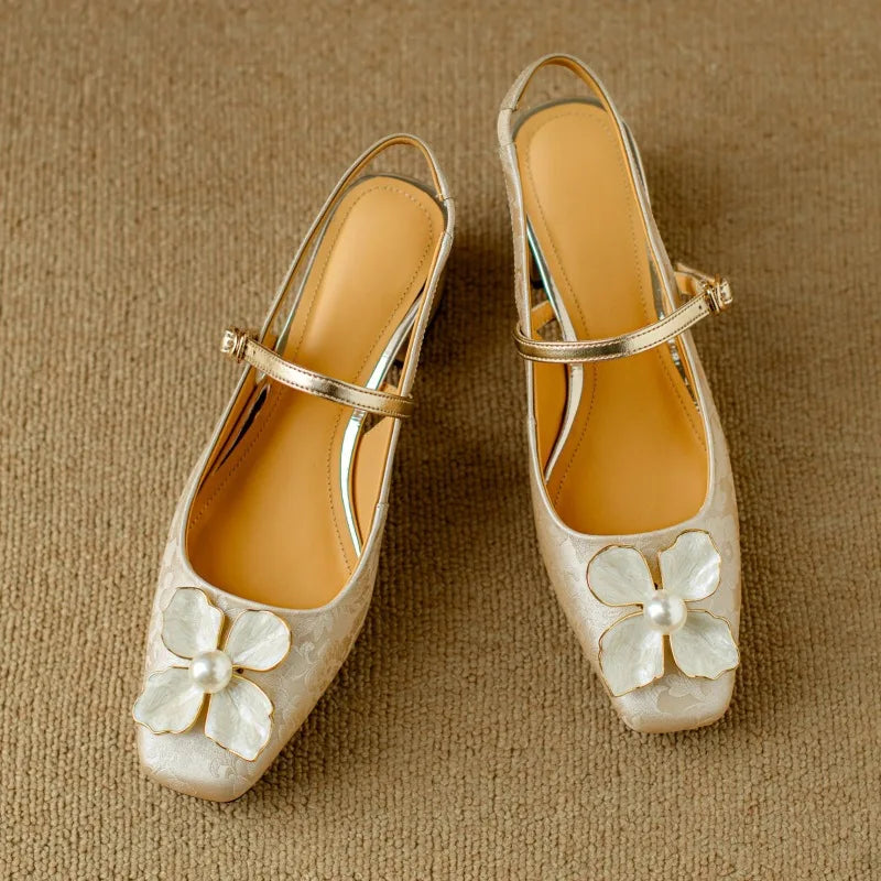 Eloise – Eleganter Damenschuh mit Blumendetail