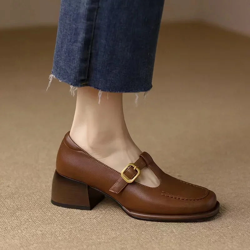 Ysolenne – T-Riemchenschuhe mit Vintage-Eleganz