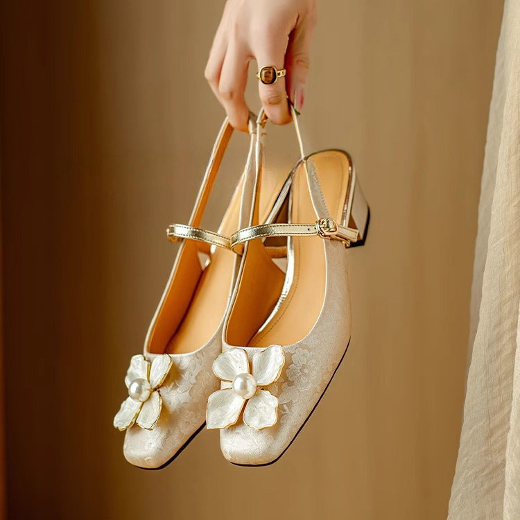 Eloise – Eleganter Damenschuh mit Blumendetail