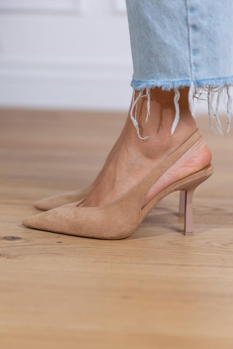 Spitze Pumps mit Riemchen